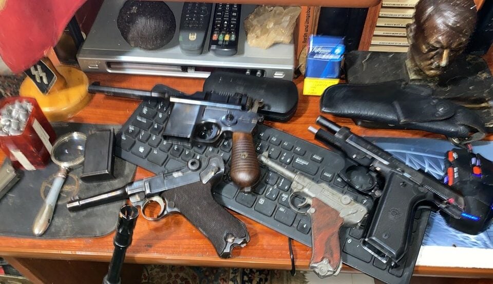 Os policiais encontraram diversos itens nazistas na casa de Aylton 