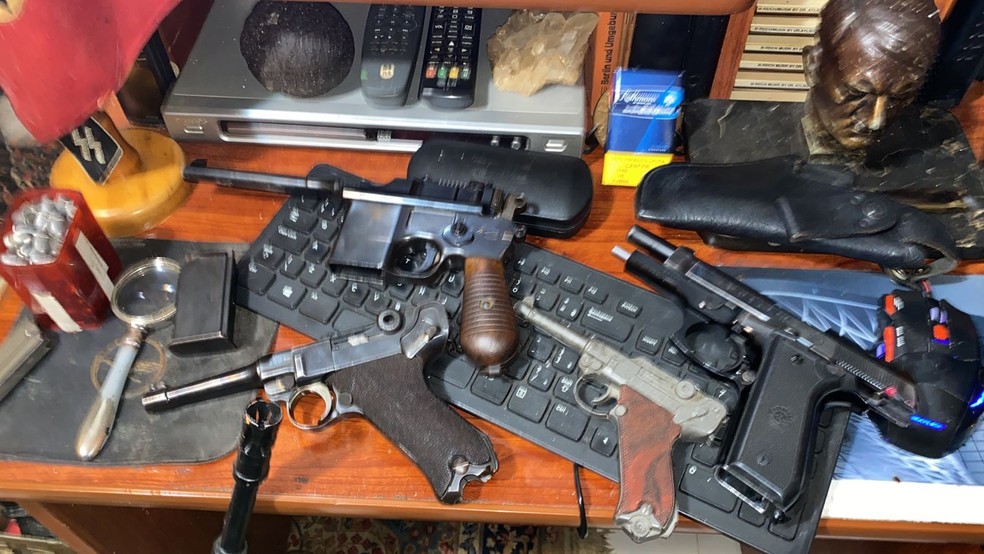 Os policiais encontraram diversos itens nazistas na casa de Aylton