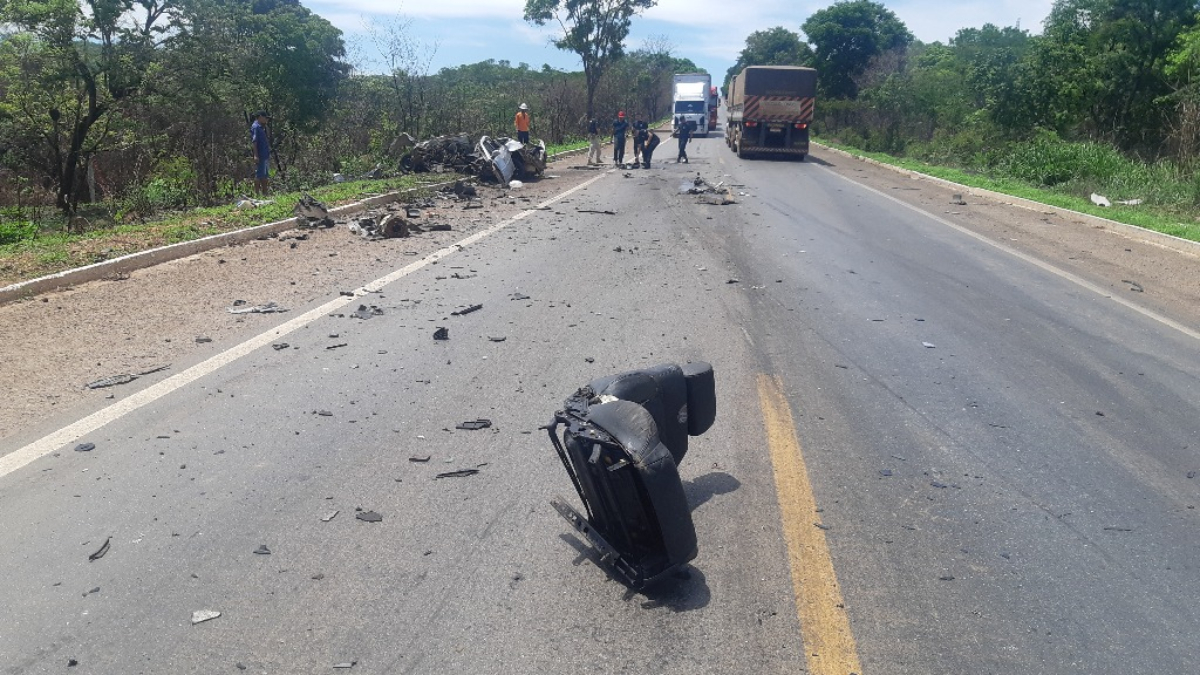 Morre motorista de acidente entre carro e carreta na BR-153, em Uruaçu