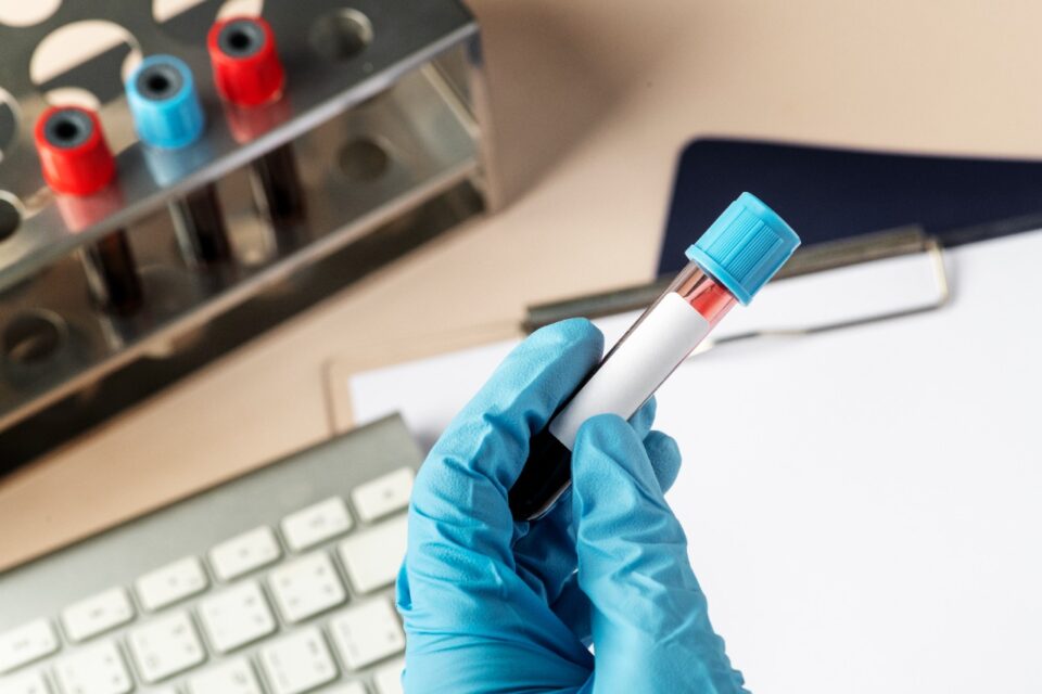 Projeto fará sequenciamento genético para agilizar diagnóstico de doenças raras em bebês (Foto: reprodução/Freepik)