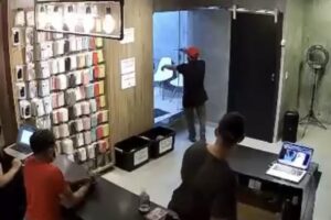 Dois homens durante assalto no Bairro Jundiaí, em Anápolis. (Foto: Reprodução/ Video)