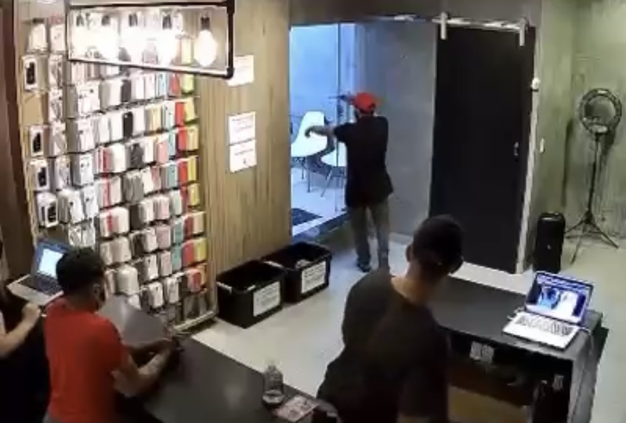 Dois homens durante assalto no Bairro Jundiaí, em Anápolis. (Foto: Reprodução/ Video)