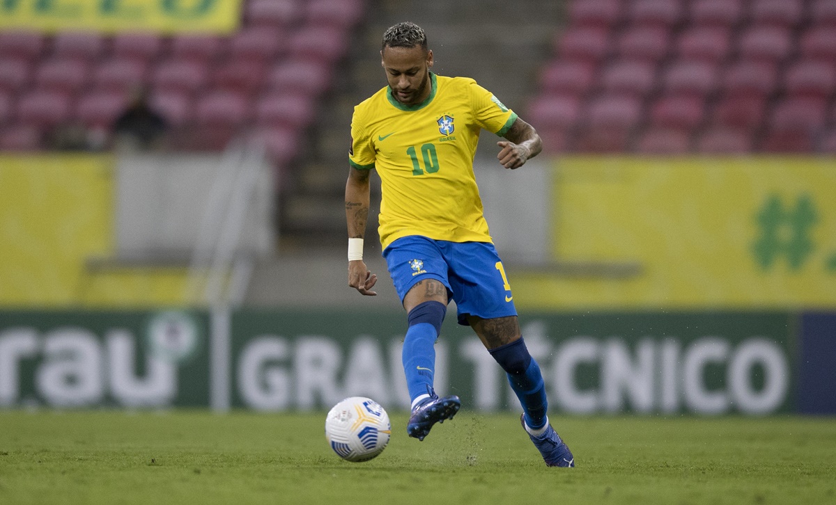 Neymar bate na bola em jogo da seleção brasileira