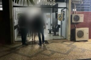 Suspeito de matar jardineiro é levado para a delegacia