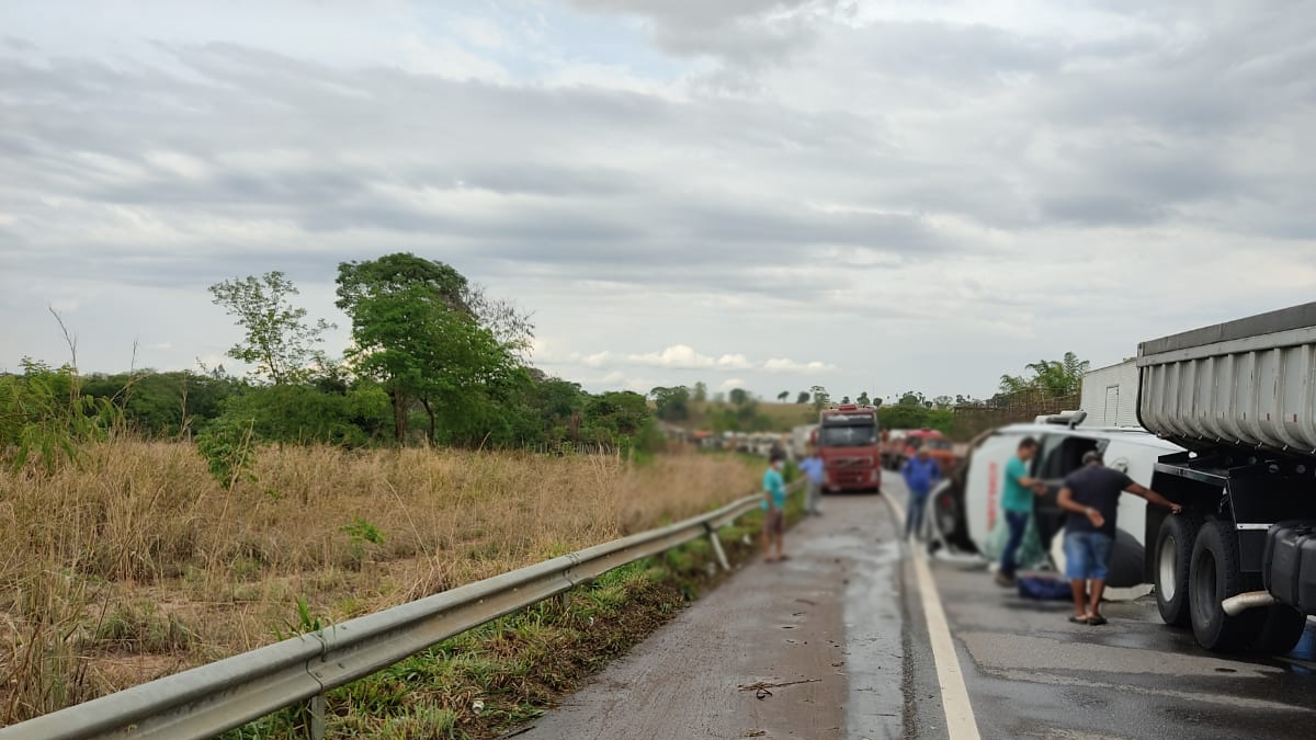 Ambulância tomba na BR-060 devido água na pista e deixa motorista ferido