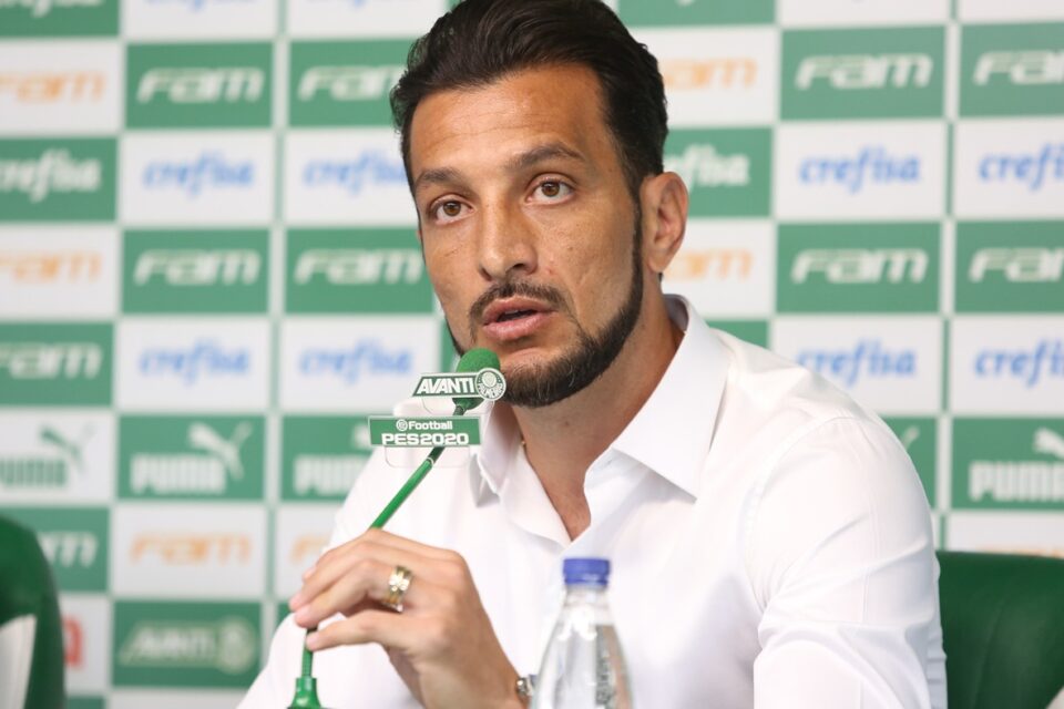 Edu Dracena em coletiva no Palmeiras