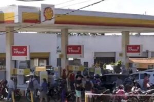 Brasileiros vão a fronteira e fazem fila para abastecer na Argentina