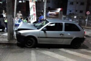 Acidente ocorreu ao lado de um Pit Dog na Avenida Anderson Clayton. (Foto: Reprodução)