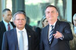 Combustível deve subir mais, sinaliza Bolsonaro. "Só ver o dólar"