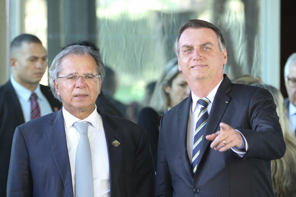 Combustível deve subir mais, sinaliza Bolsonaro. "Só ver o dólar"
