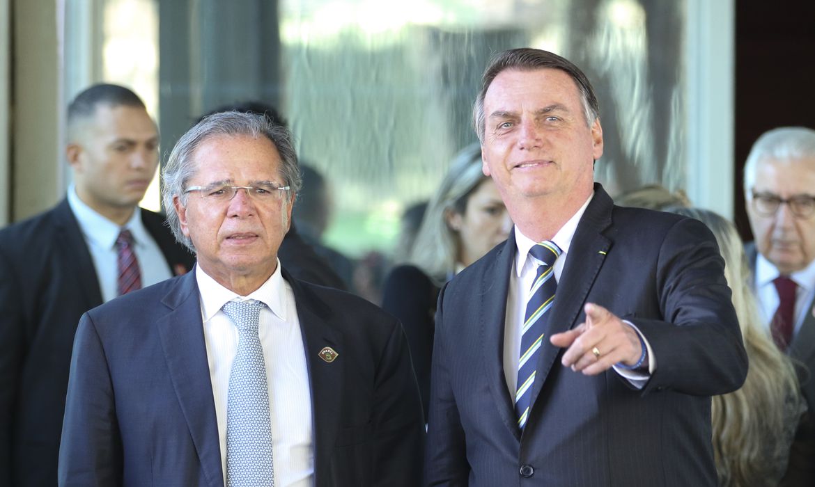 Combustível deve subir mais, sinaliza Bolsonaro. "Só ver o dólar"