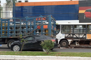 Colisão entre ônibus e caminhão deixa duas passageiras feridas no Setor Coimbra