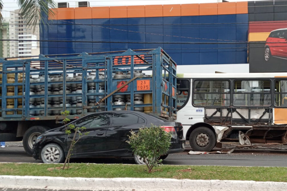 Colisão entre ônibus e caminhão deixa duas passageiras feridas no Setor Coimbra