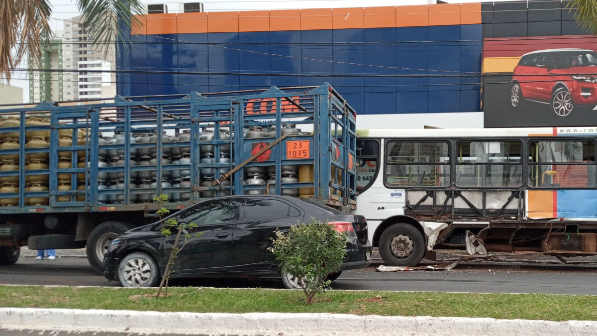 Colisão entre ônibus e caminhão deixa duas passageiras feridas no Setor Coimbra