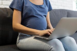 Servidora grávida de Goiânia consegue na Justiça direito de ficar em regime remoto