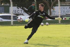 Tadeu durante treino no Goiás
