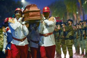 Corpo de Iris Rezende carregado por oficiais da polícia