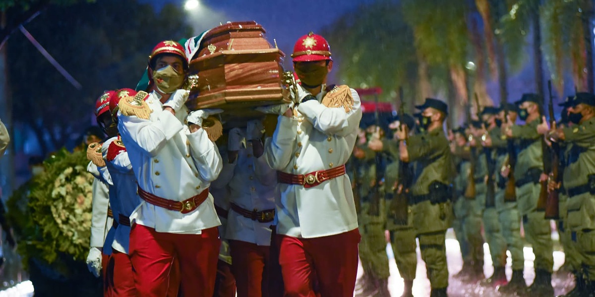 Corpo de Iris Rezende carregado por oficiais da polícia