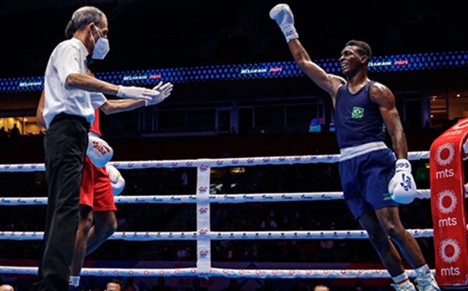 Keno Marley levanta a mão durante luta no mundial de Boxe