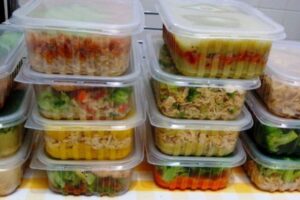 Marmitas - comidas estragadas faziam parte da alimentação servida a funcionários