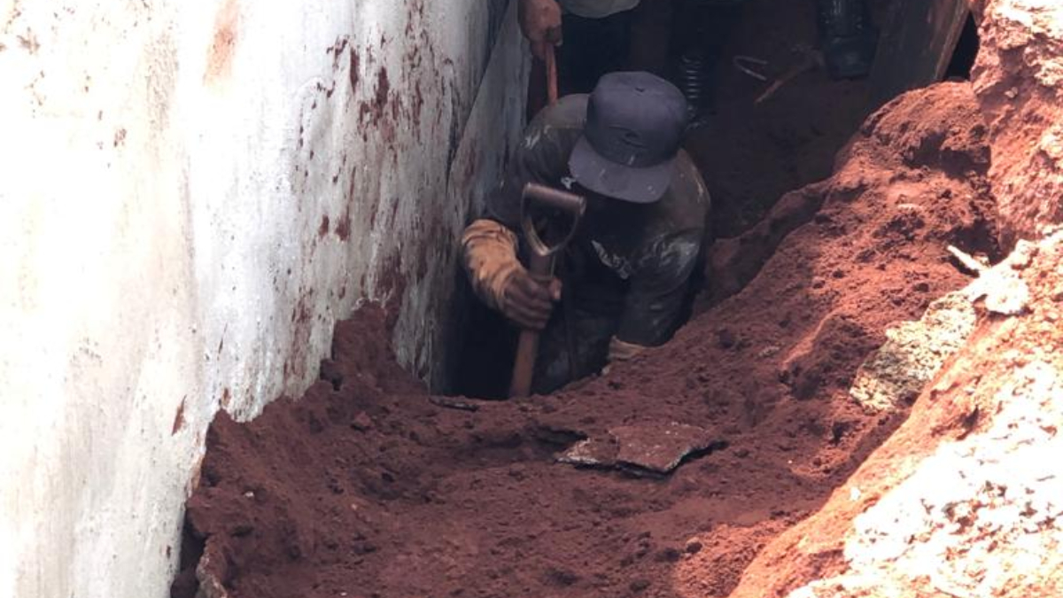 Operário é socorrido após ficar soterrado em construção em Jataí