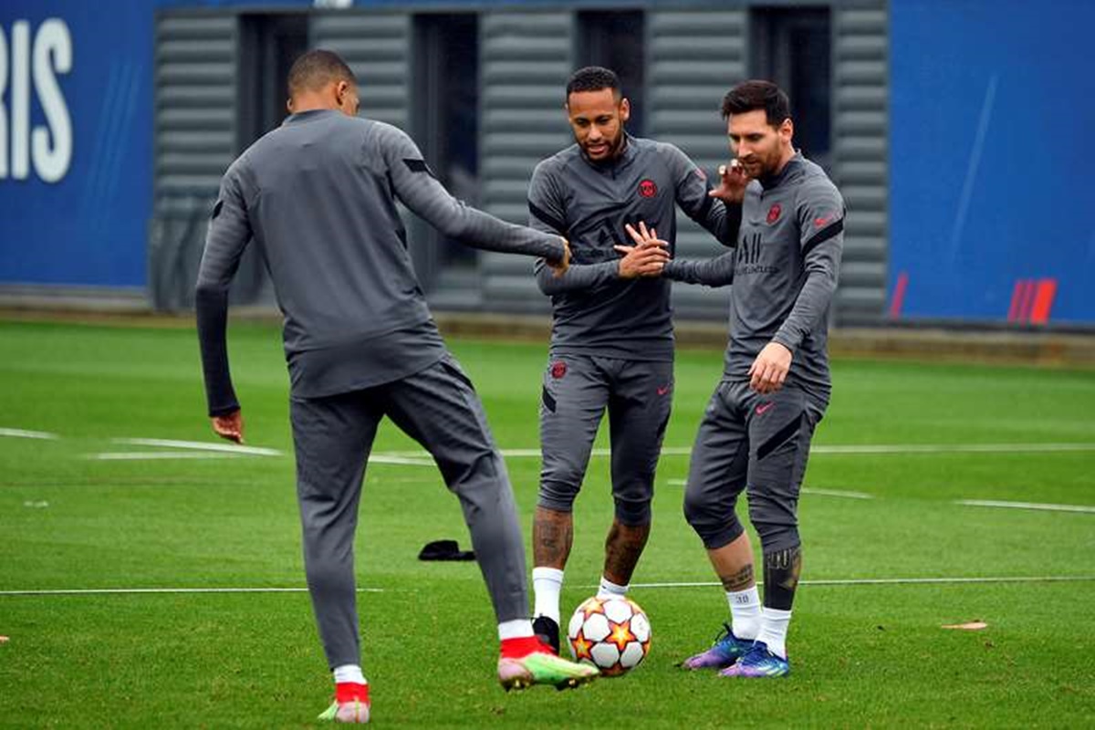Neymar e Messi durante treino do PSG