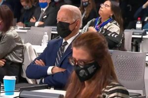 Joe Biden 'pesca' durante cerimônia de abertura da COP26 (Foto: Reprodução)