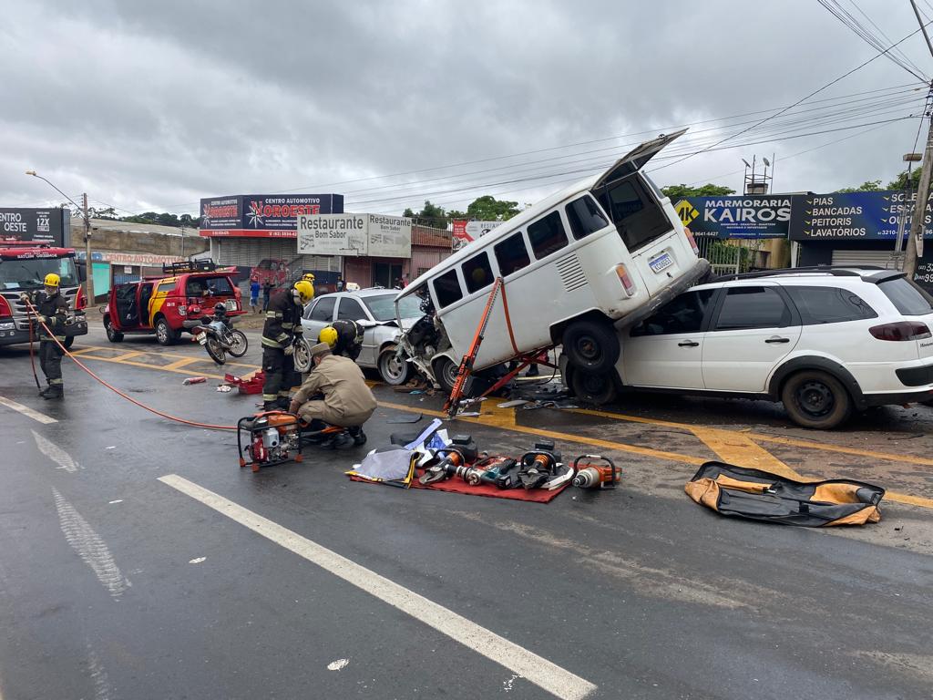 Acidente provoca engavetamento e deixa quatro vítimas no Balneário Meia Ponte, em Goiânia