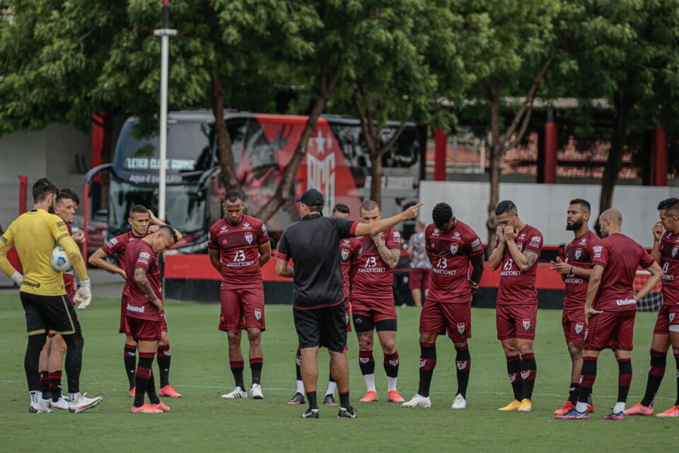 Jogadores do Atlético-GO durante treino no CT