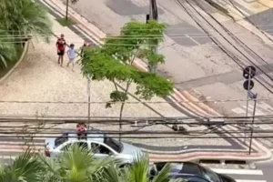 "Não tenho dinheiro pra comer": chorando, homem pede ajuda no meio da rua com megafone
