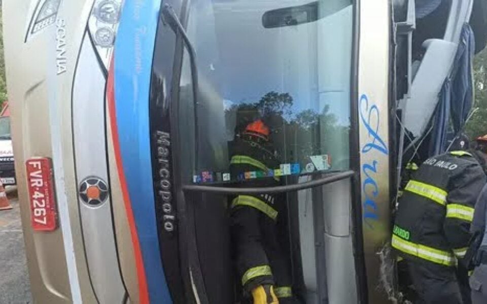 Ônibus tomba em rodovia de SP; sete pessoas morrem, dizem Bombeiros