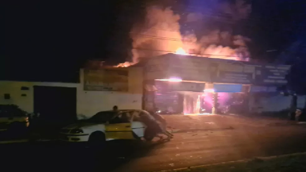 Casal escapa de incêndio fazendo buraco em muro de oficina do Parque Atheneu, em Goiânia