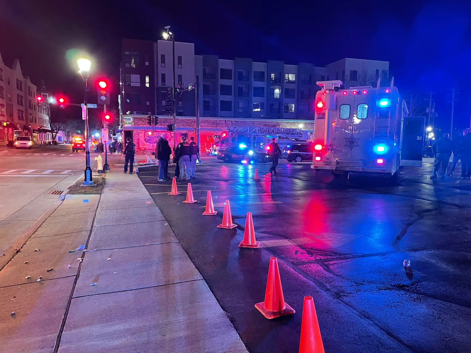 Motorista avança sobre desfile de Natal, mata 5 e deixa 40 feridos nos EUA