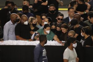 Mãe de Maríla Mendonça é amparada por Maiara e Maraisa