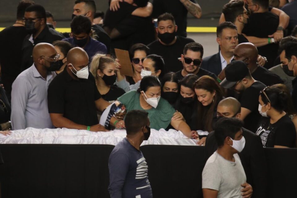 Mãe de Maríla Mendonça é amparada por Maiara e Maraisa