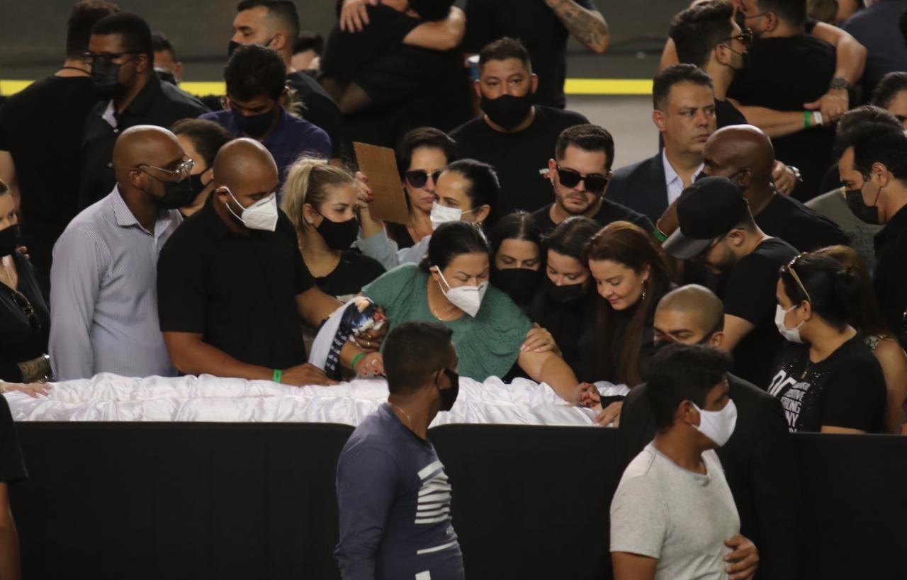 Mãe de Maríla Mendonça é amparada por Maiara e Maraisa