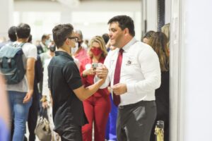 Rodolfo Otávio Mota em último contato com eleitores no local de votação da OAB-GO (Foto: Jucimar de Sousa)