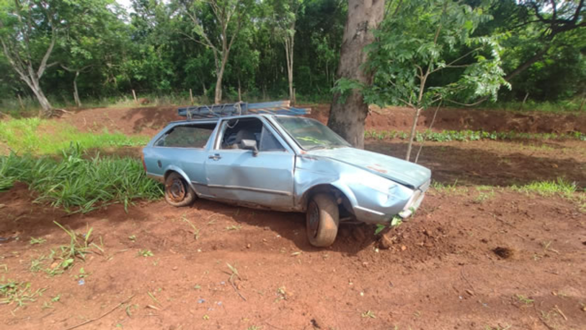 Duas pessoas ficam feridas em capotamento na GO-080, em Goianésia
