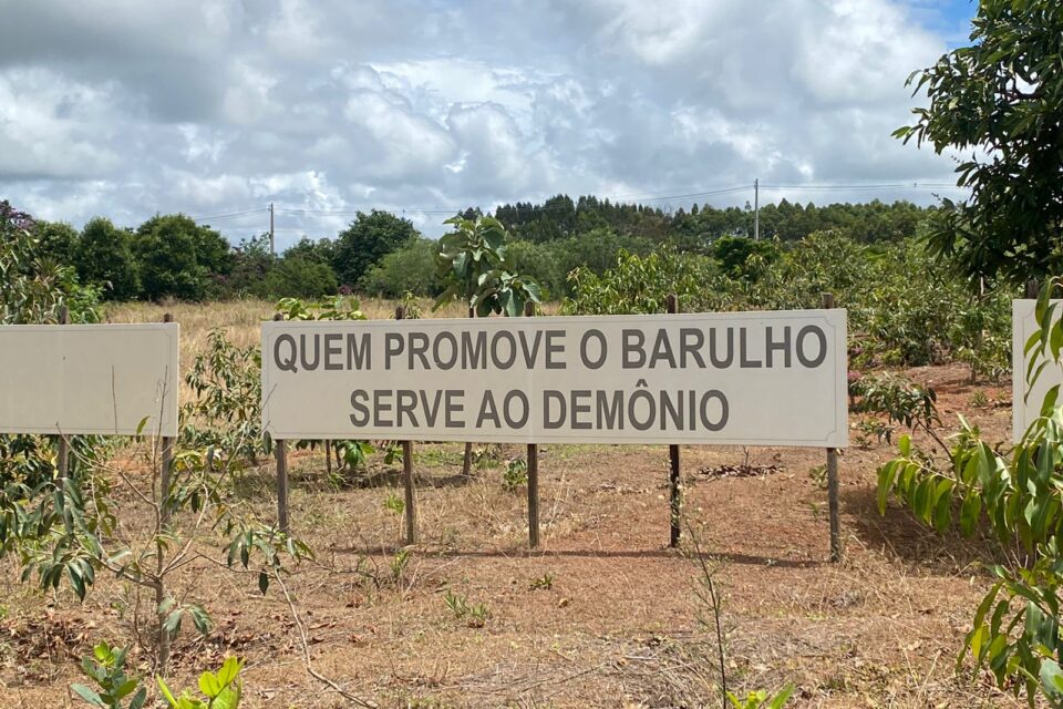 Novos dizeres sobre o "barulho" estão dispostos nas imediações. (Foto: Jonathan Cavalcante/Mais Anápolis)