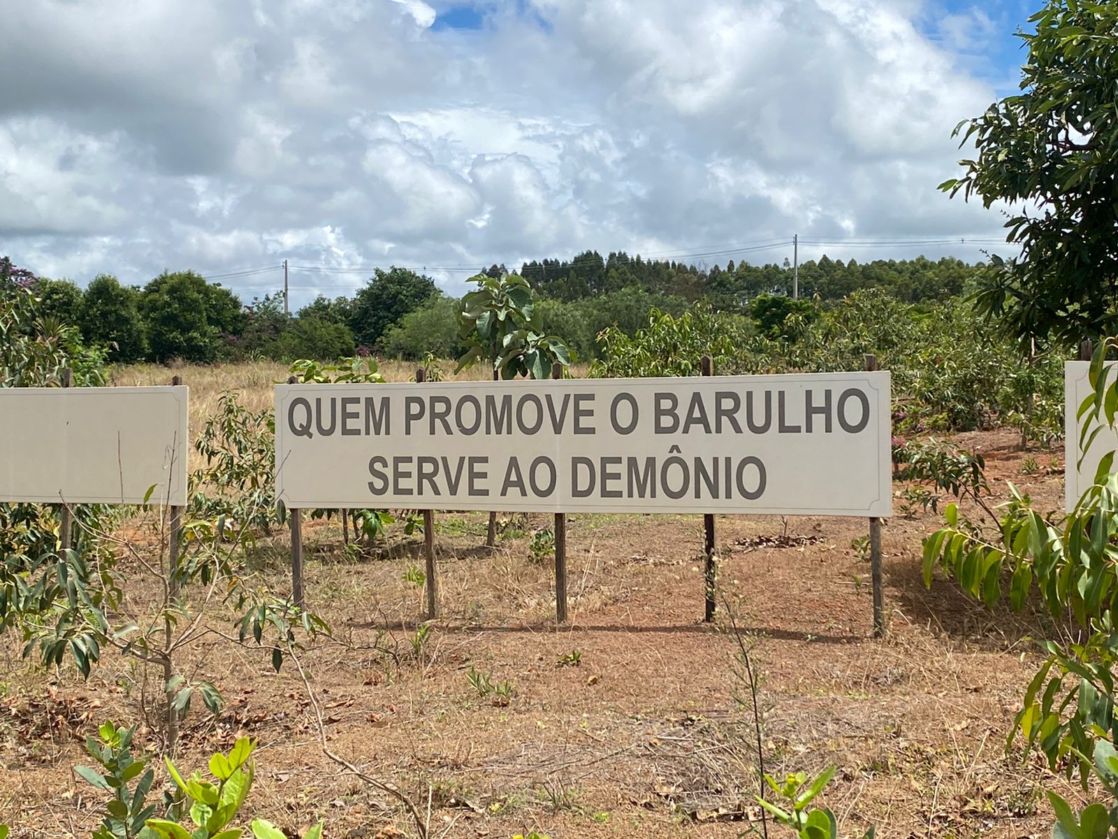 Novos dizeres sobre o "barulho" estão dispostos nas imediações. (Foto: Jonathan Cavalcante/Mais Anápolis)
