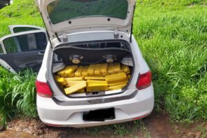 Após perseguição, policiais apreendem veículo que levava 200 quilos de maconha (Foto: PRF)