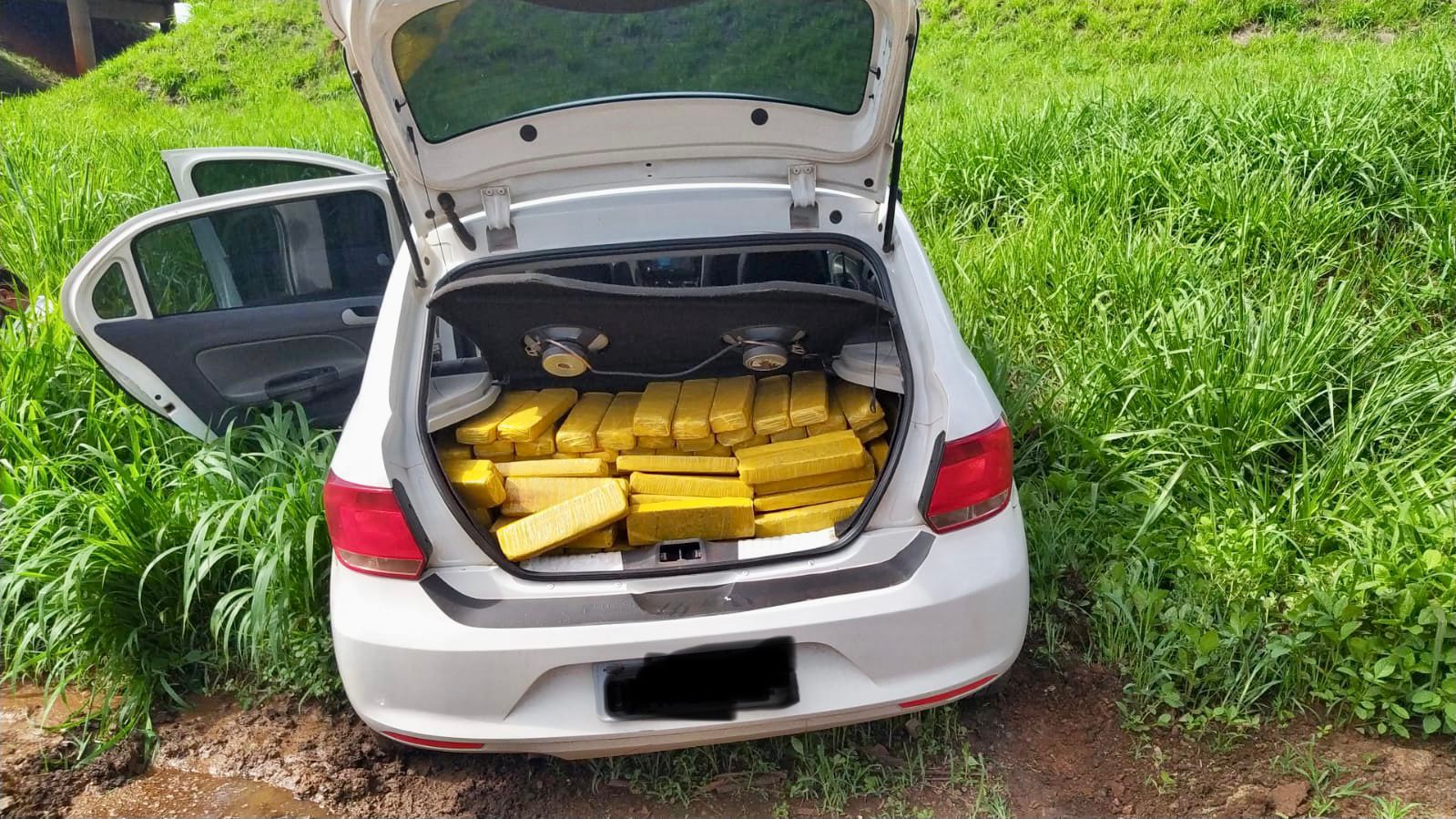 Após perseguição, policiais apreendem veículo que levava 200 quilos de maconha (Foto: PRF)