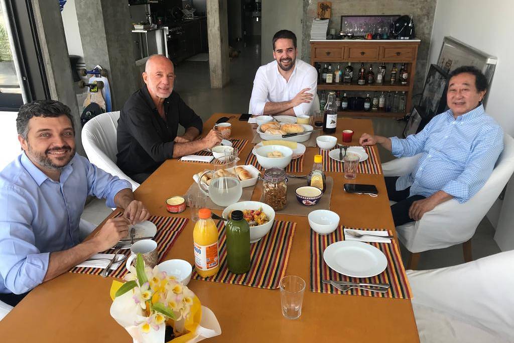 Orlando Faria (esq.), Xexeu Tripoli, Eduardo Leite e Aurélio Nomura durante encontro nesta segunda-feira (8)