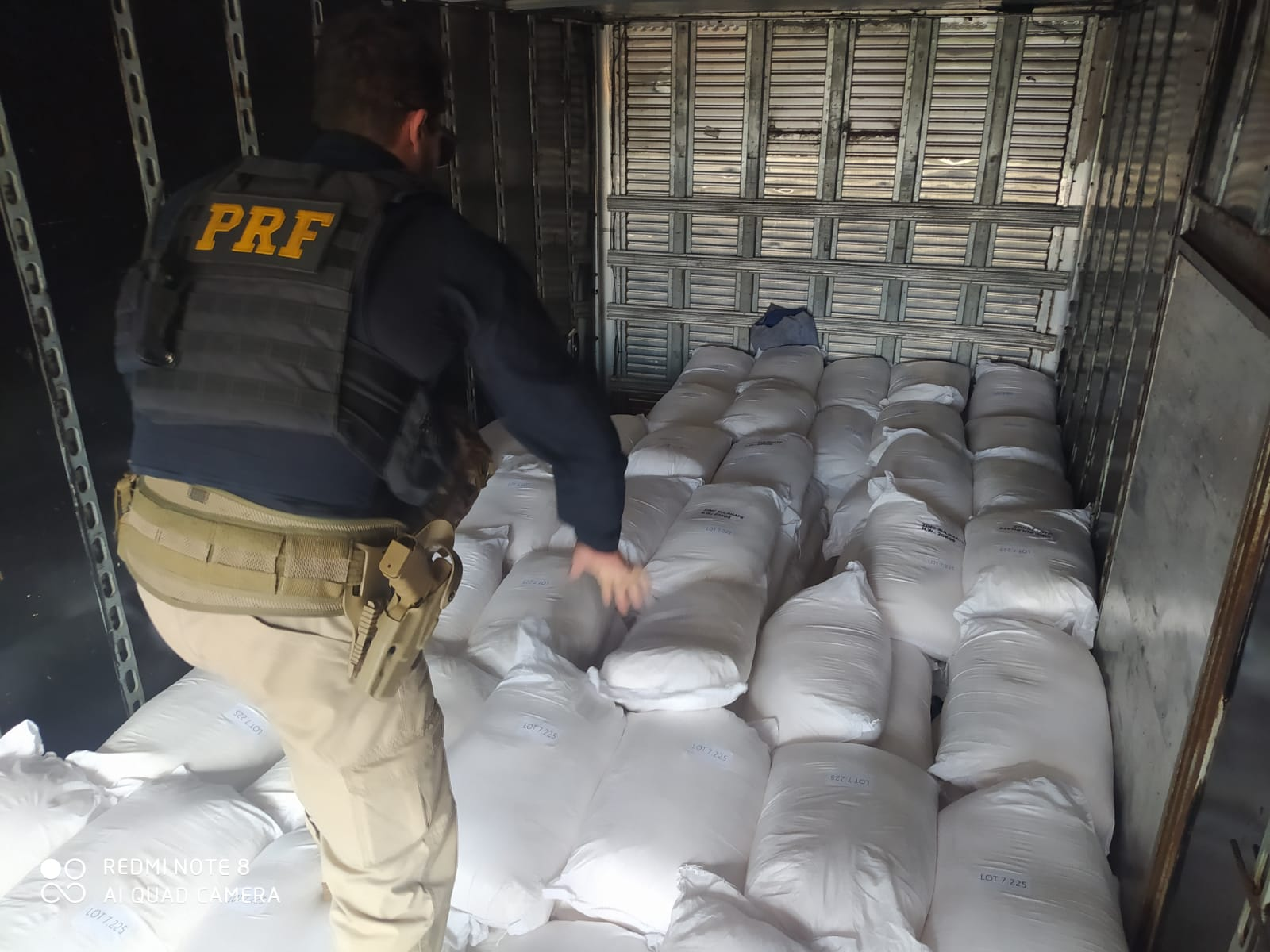 Dois homens foram presos por transportar 5 toneladas de suposto agrotóxico ilegal em Hidrolândia