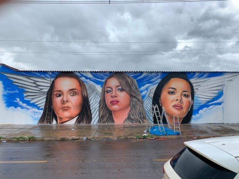 Grafiteiros homenageiam Marília Mendonça, Maiara e Maraisa, em Trindade