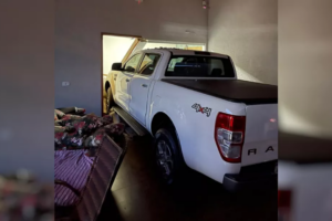 Homem perde o controle da caminhonete, invade casa e mata enteado, em Itumbiara