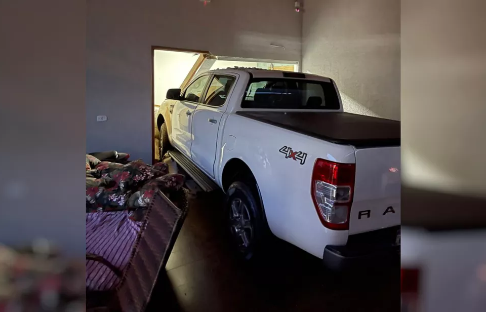 Homem perde o controle da caminhonete, invade casa e mata enteado, em Itumbiara