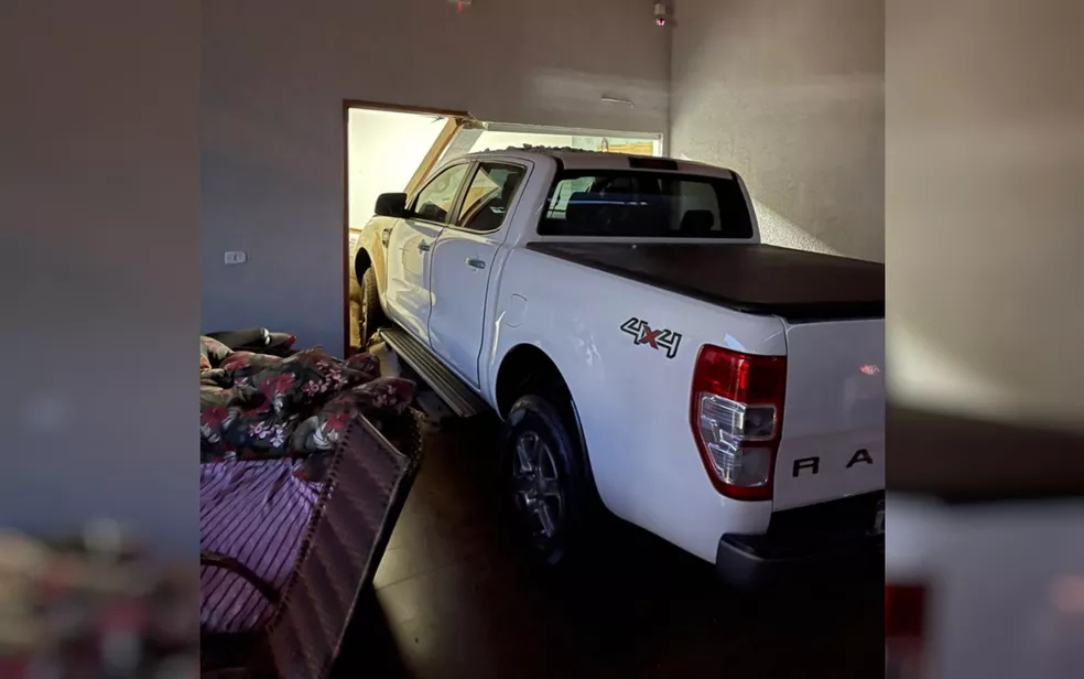 Homem perde o controle da caminhonete, invade casa e mata enteado, em Itumbiara