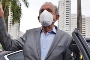Iris Rezende acenando de máscara - Missa de sétimo dia de Iris Rezende será na Catedral de Goiânia