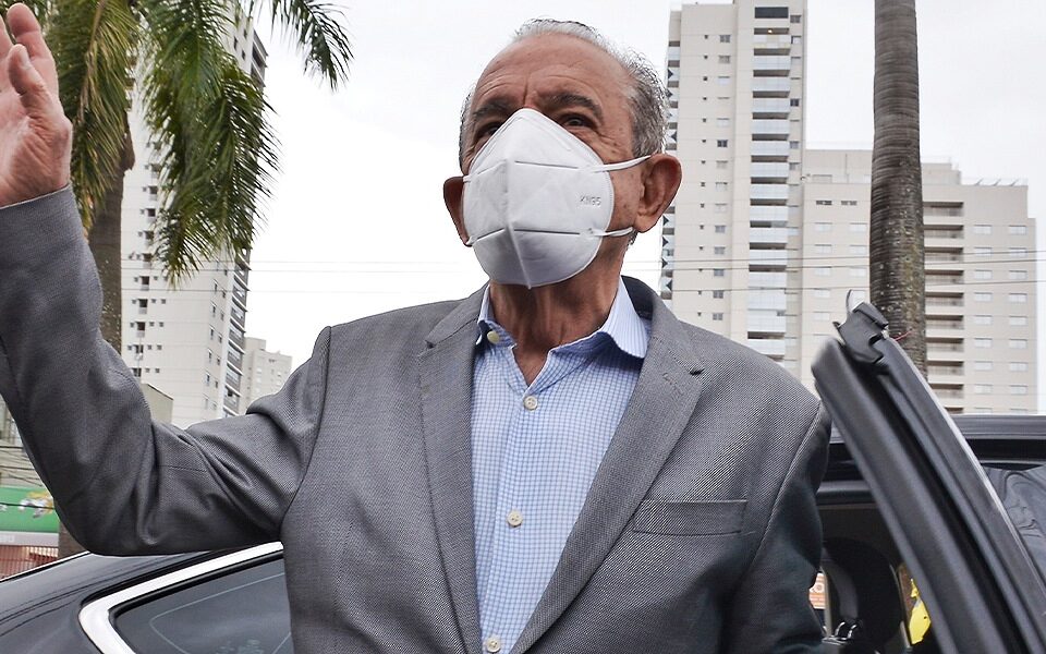 Iris Rezende acenando de máscara - Missa de sétimo dia de Iris Rezende será na Catedral de Goiânia